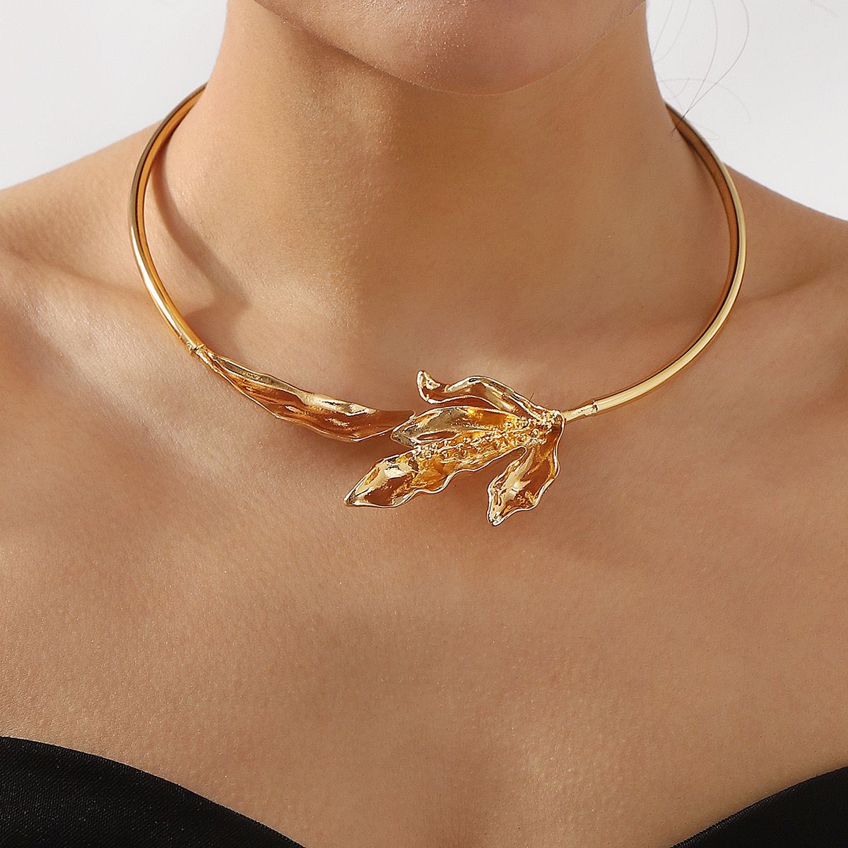 Leaf Choker Necklace (18K Gold Plating)