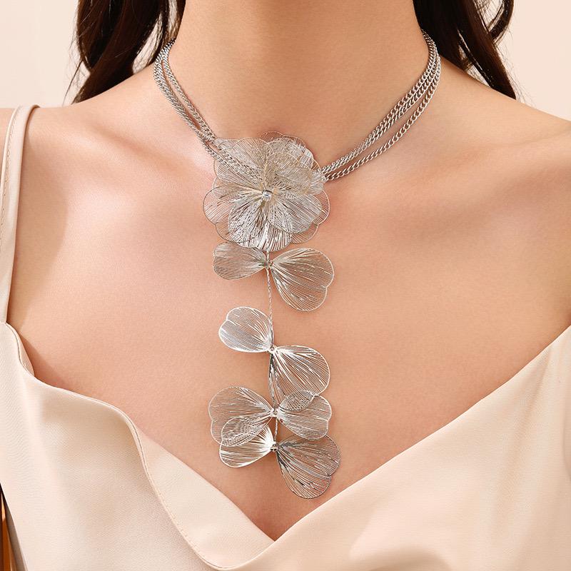 Elegant Leaf Floral Necklace