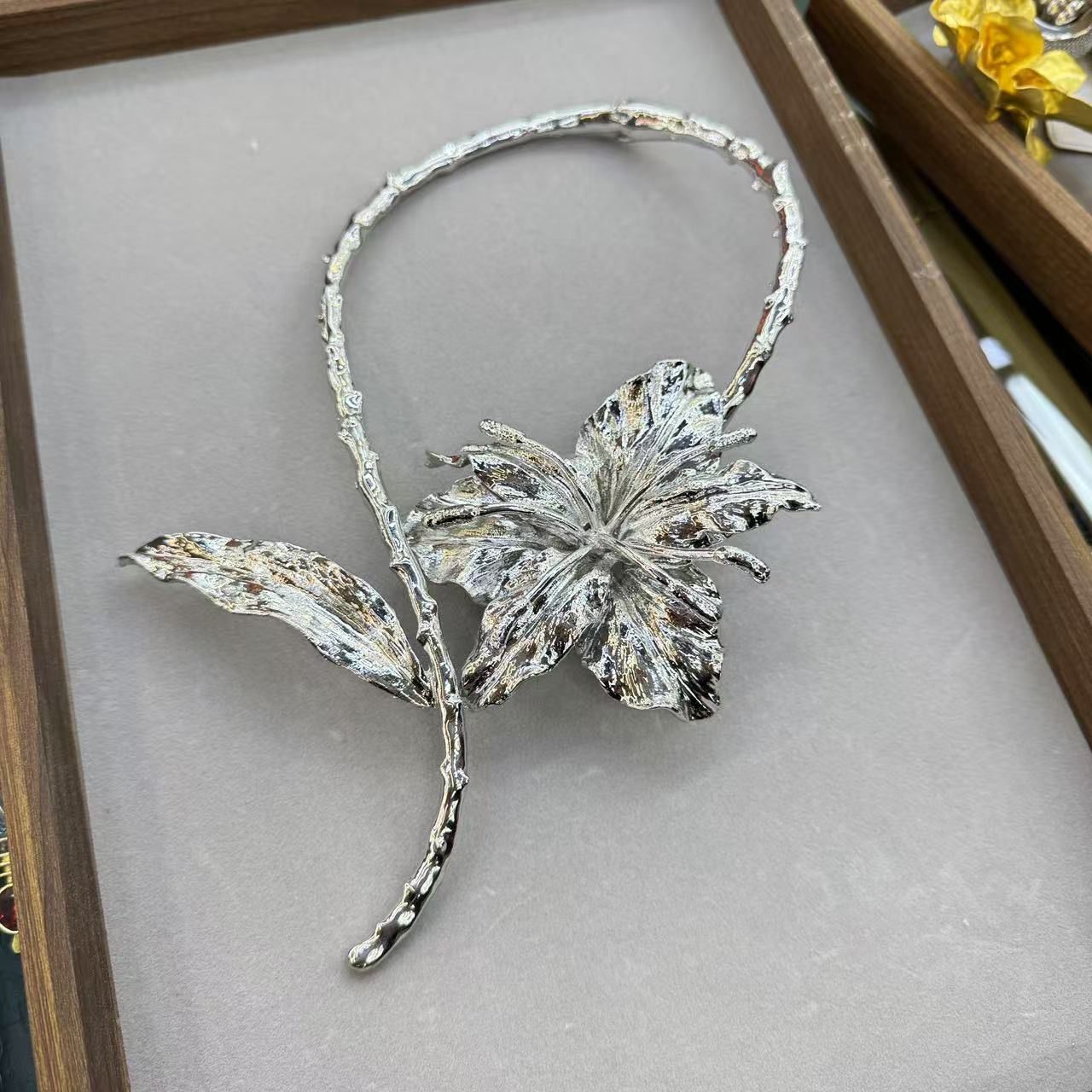 Floral Leaf Metal Necklace (18K White Gold Rhodium Plating)