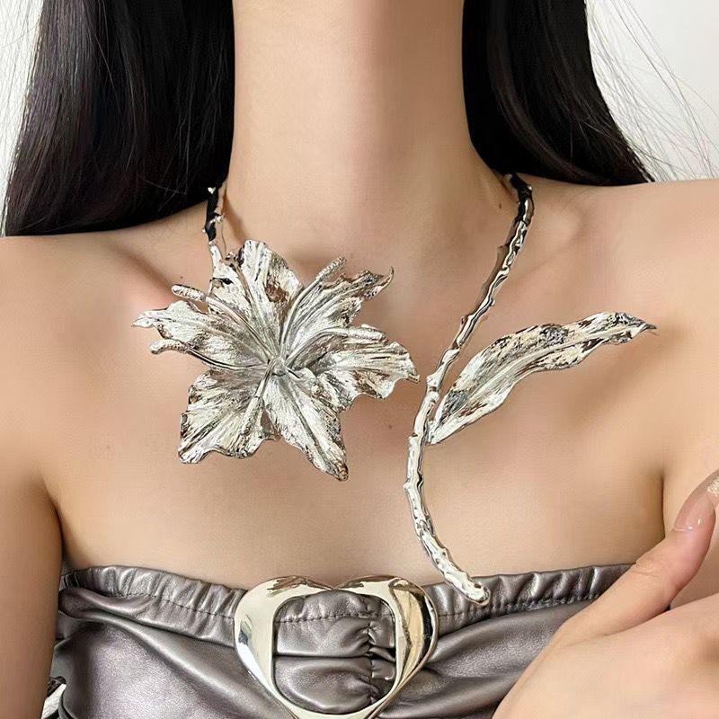 Floral Leaf Metal Necklace (18K White Gold Rhodium Plating)