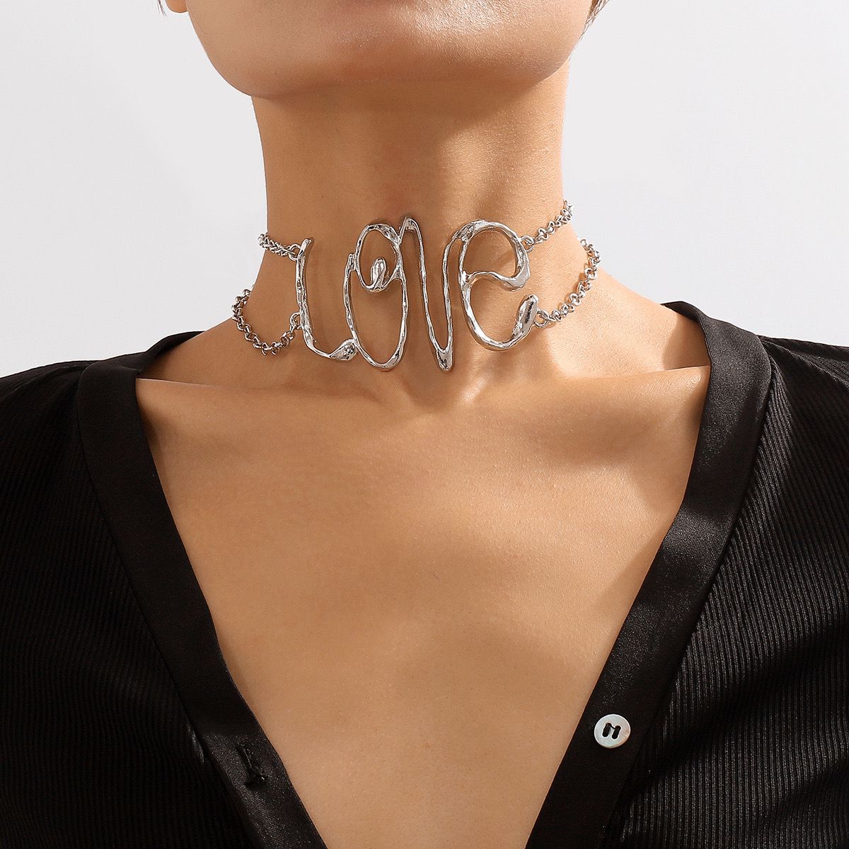 Stylish Love pendant choker