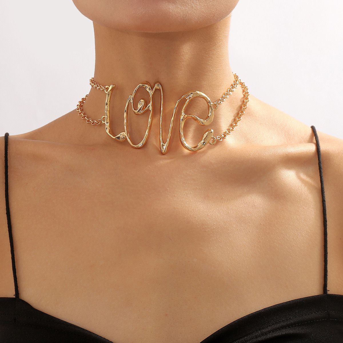 Stylish Love pendant choker