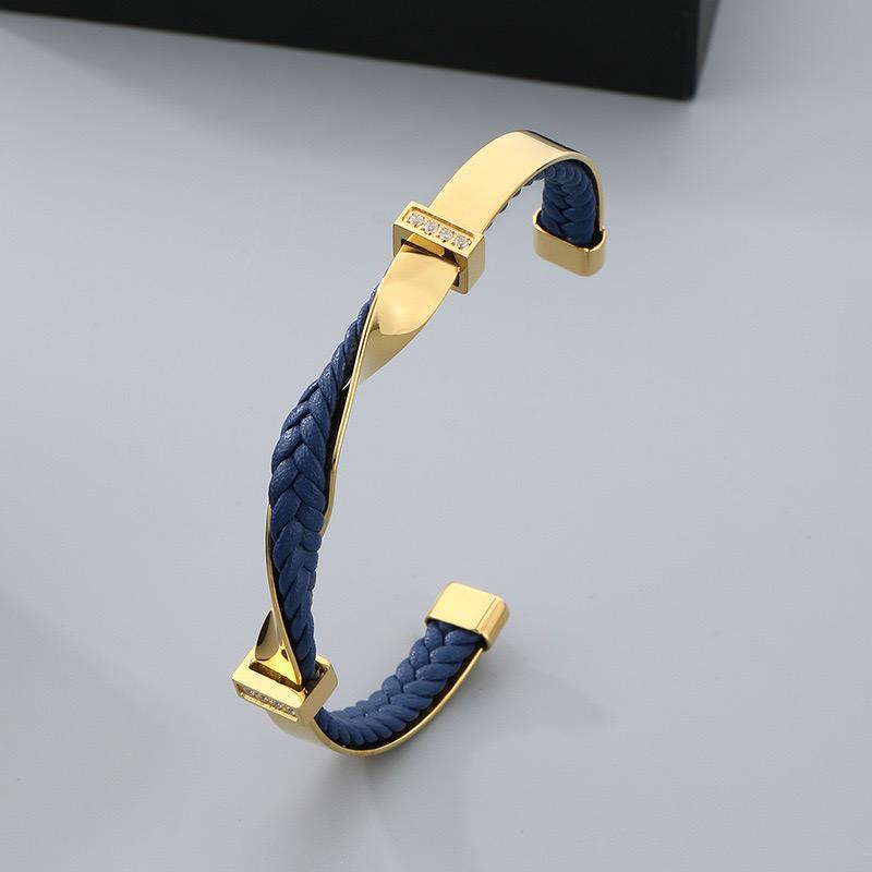 Bold Curved Cuff Bracelet (18K Gold Plated)