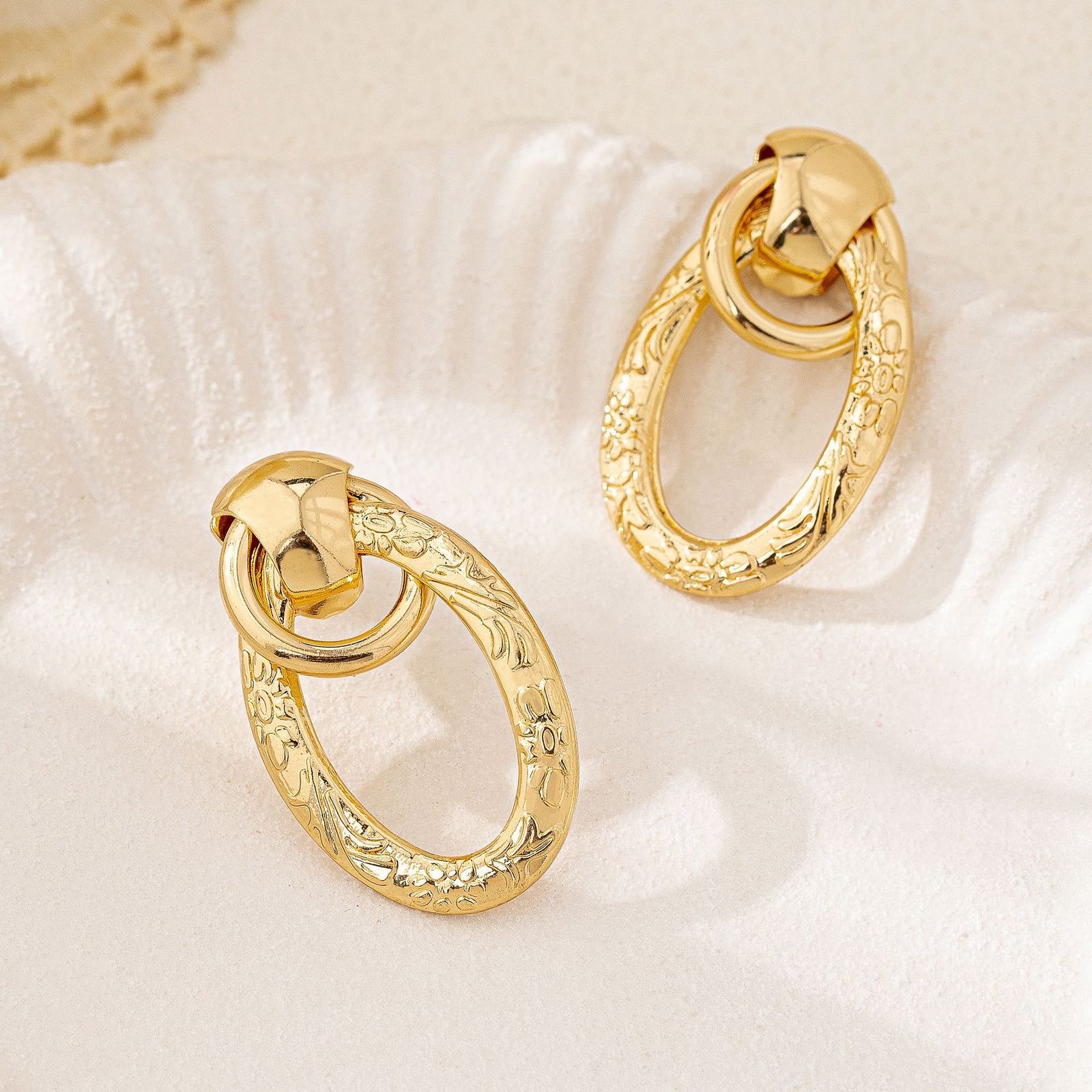 Oval-shaped elegant earrings