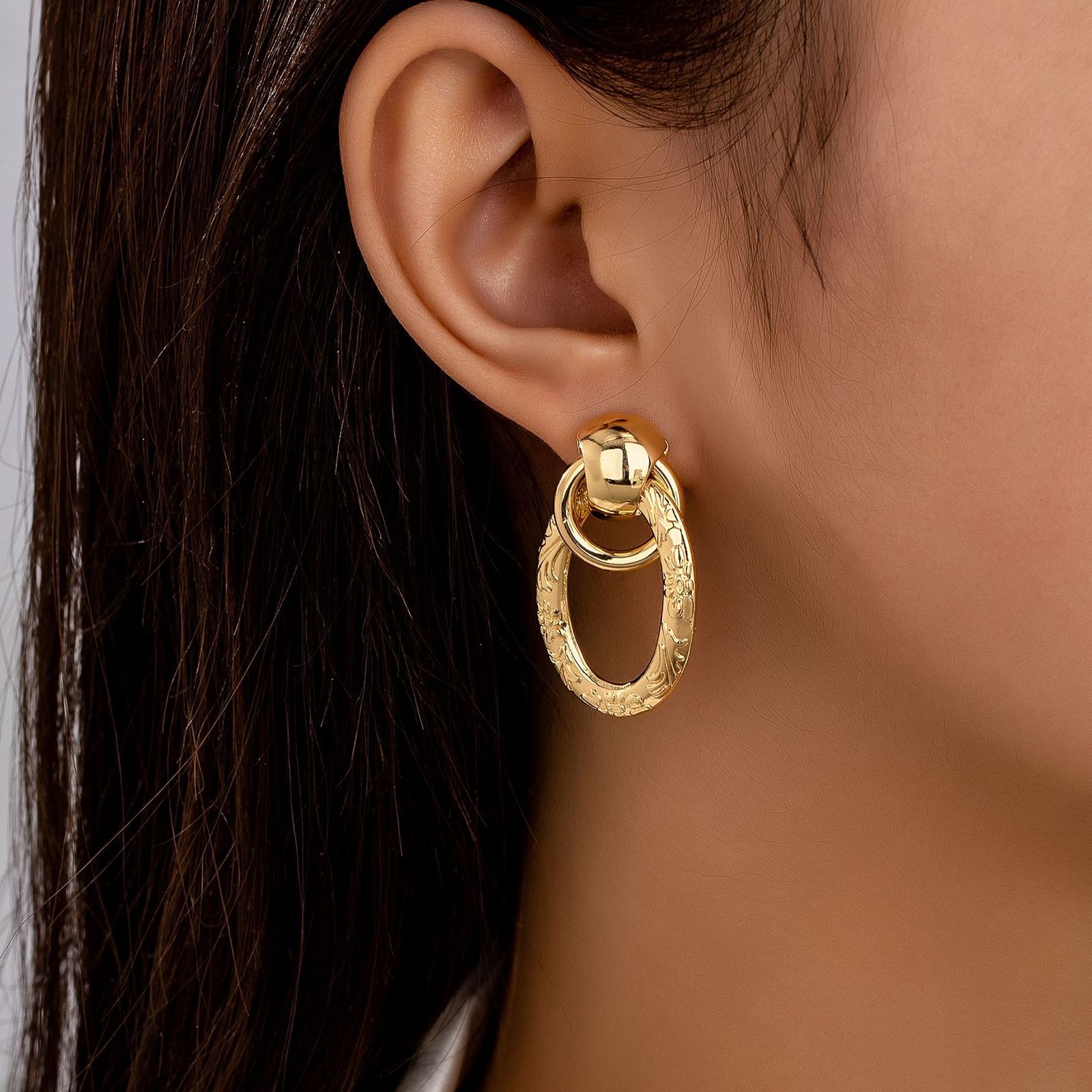 Oval-shaped elegant earrings