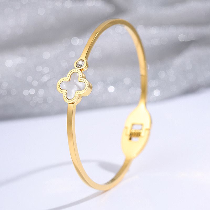 Elegant clover charm bracelet (18K Gold Plated)