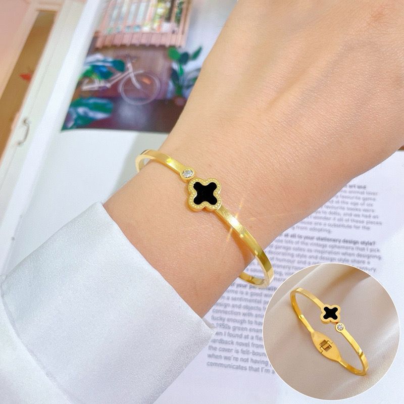 Elegant clover charm bracelet (18K Gold Plated)