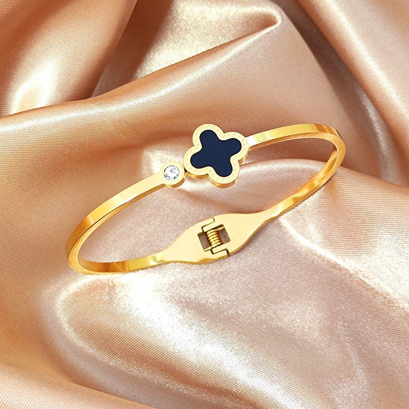 Elegant clover charm bracelet (18K Gold Plated)