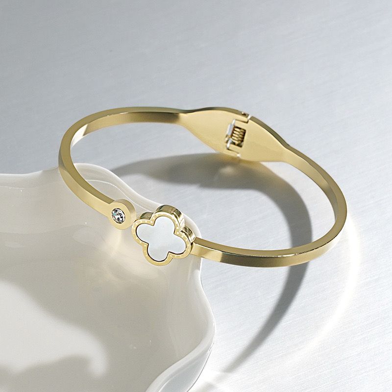 Elegant clover charm bracelet (18K Gold Plated)