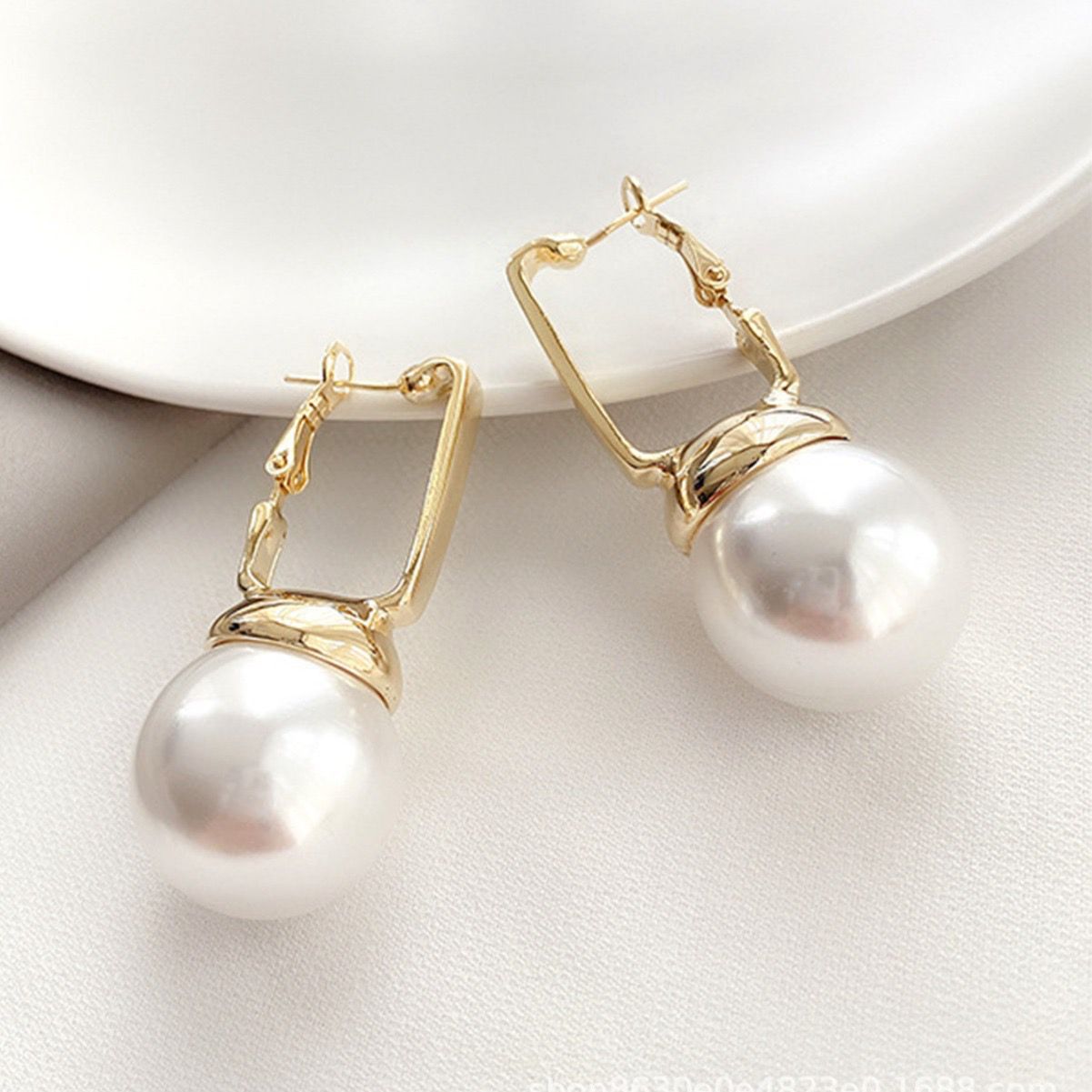 Glamorous dangling pearl earrings