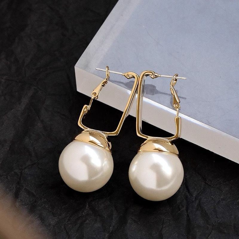 Glamorous dangling pearl earrings