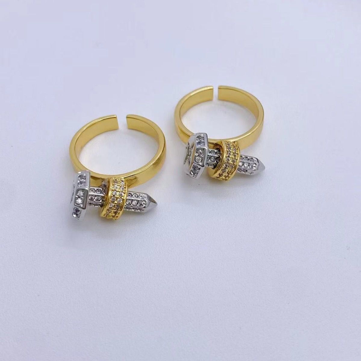 Screw Detail luxury Ring (18K Gold Plating)