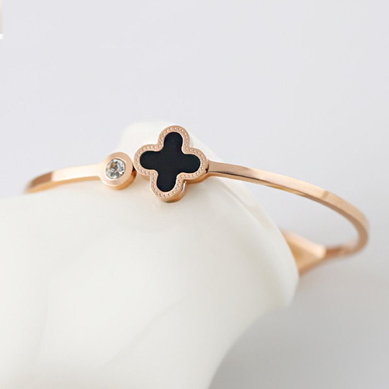 Elegant clover charm bracelet (18K Gold Plated)