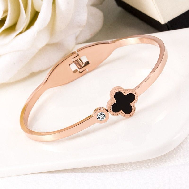 Elegant clover charm bracelet (18K Gold Plated)