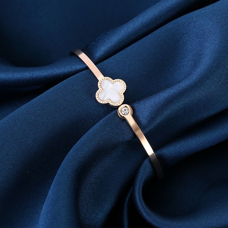 Elegant clover charm bracelet (18K Gold Plated)