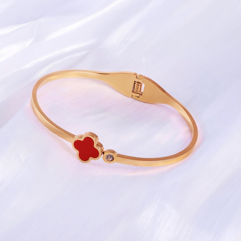 Elegant clover charm bracelet (18K Gold Plated)